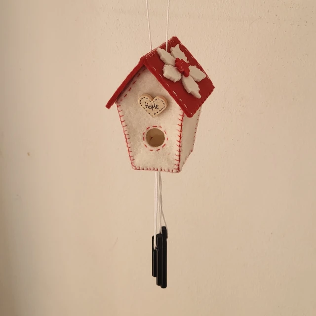 Casetta tintinnante rosso e panna (10)