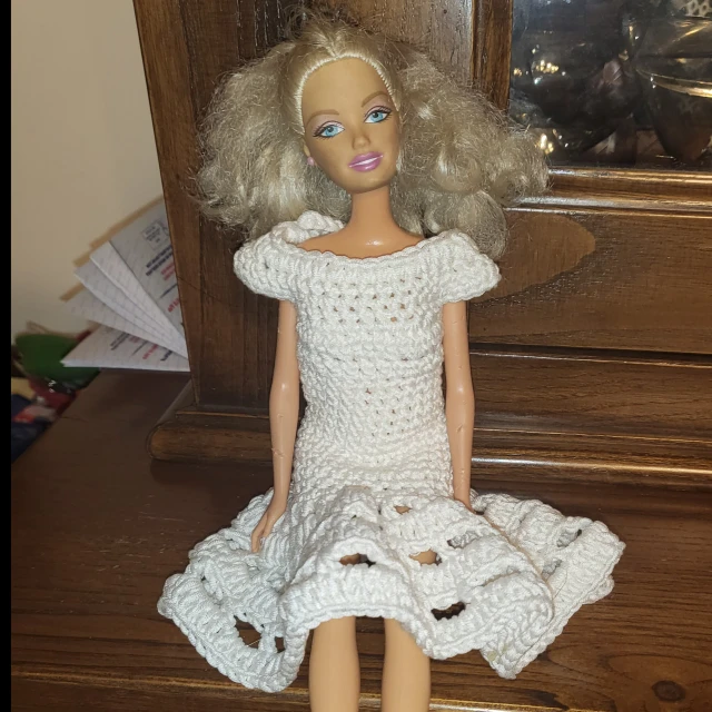 Vestito bianco a uncinetto per barbie (8)