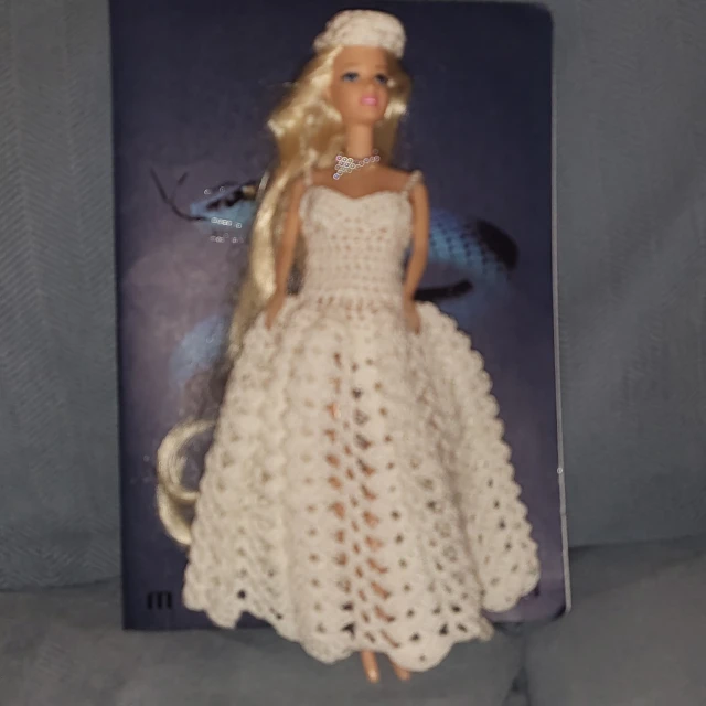 Vestito bianco a uncinetto per barbie (8)