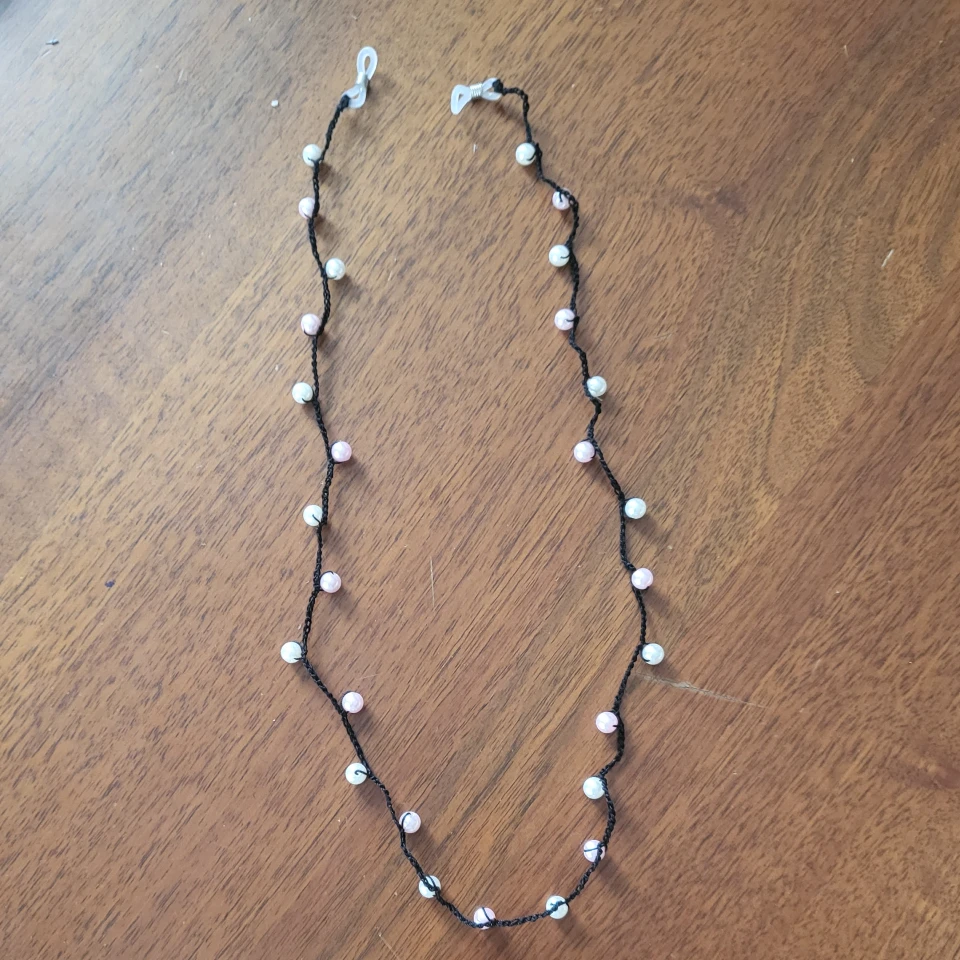 Catenella per occhiali nera con perline bianche e rosa(5)