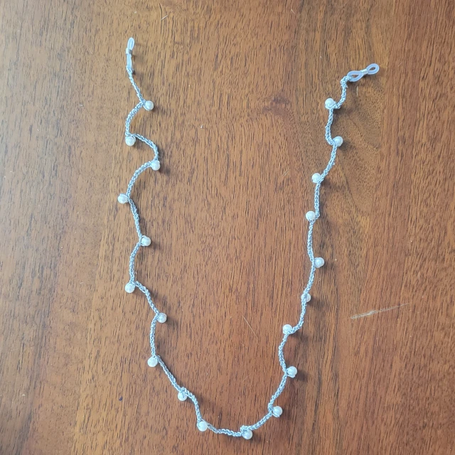 Catenella per occhiali argento con perline bianche (5)